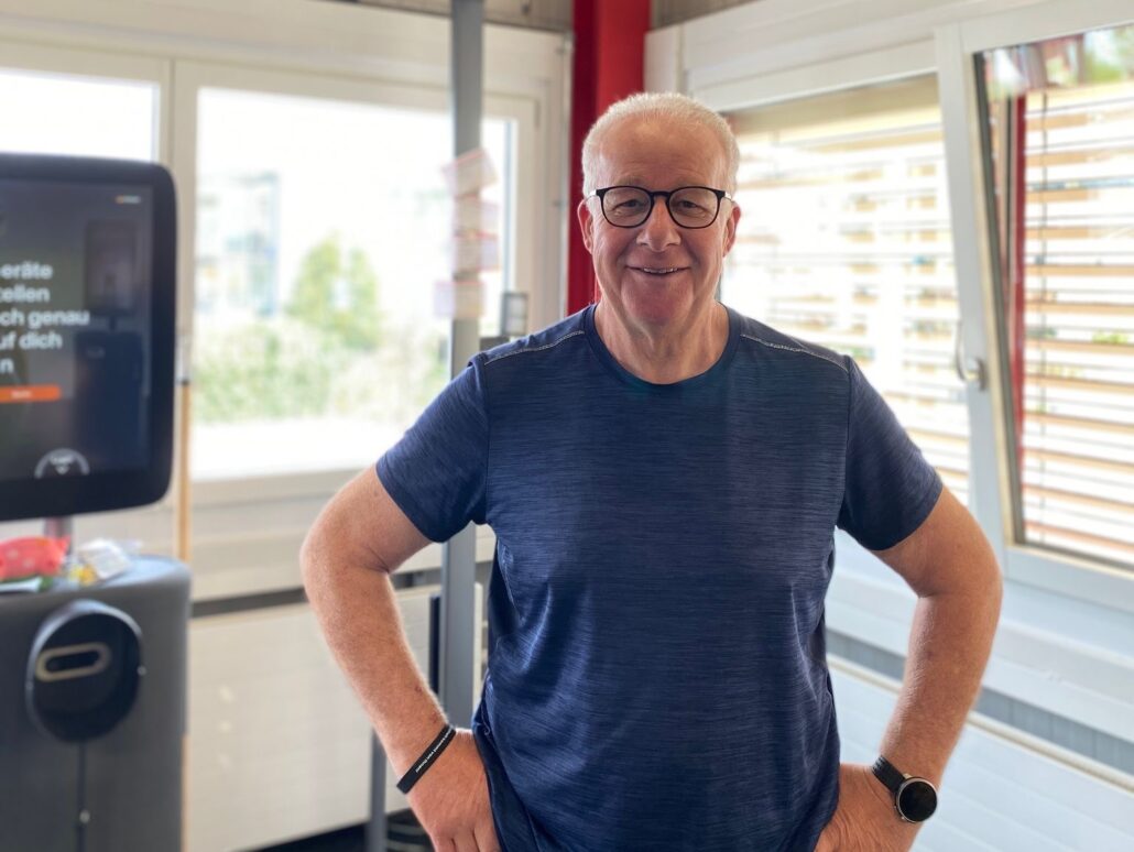 Erfolgreich abgenommen durch systematisches Training – zufriedener Mann nach betreutem Fitnessprogramm in Flamatt